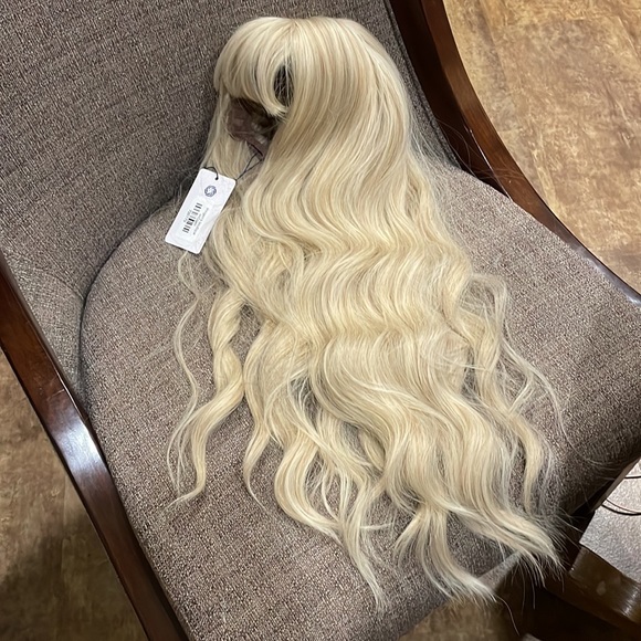 white matte wig long butter blonde beach waves wig bangs middle part 24” NWT - Picture 13 of 16